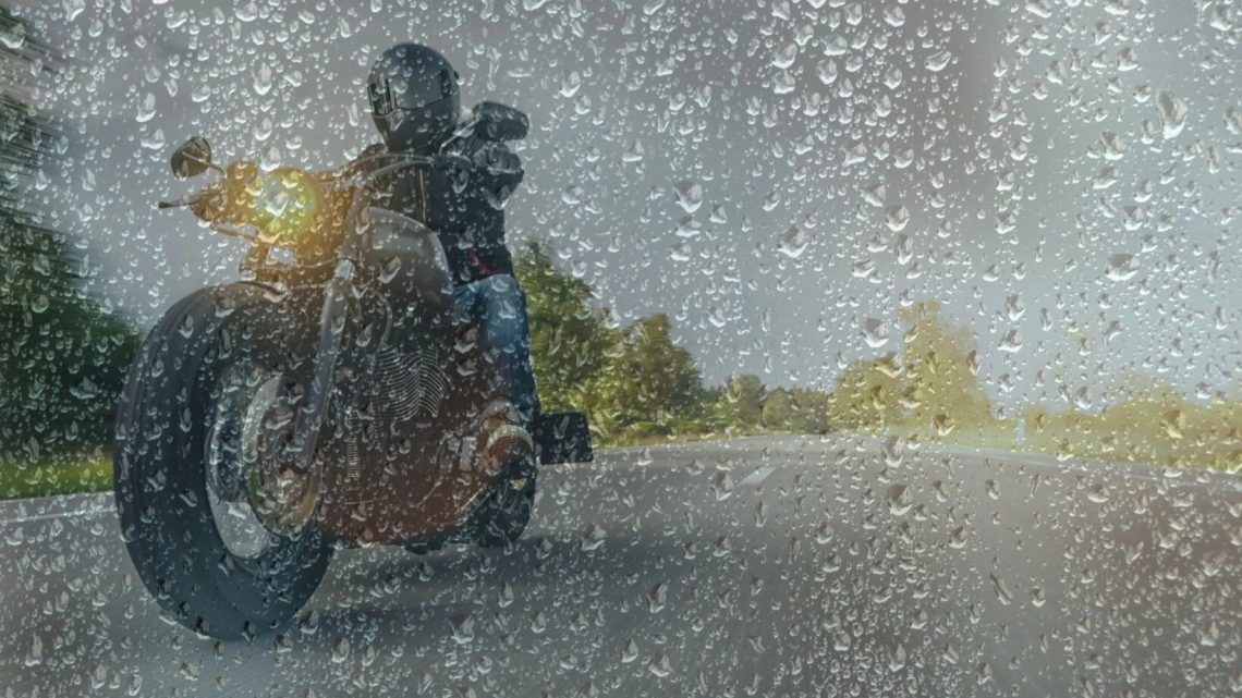 Quelles précautions pour rouler en moto sous la pluie ?