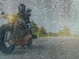 Quelles précautions pour rouler en moto sous la pluie ?